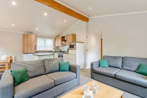 Deluxe 2 Bedroom Lodge, Sleeps 6. Parking, ensuite, decking, sea view. - Thorness Bay, Thorness, Nr Cowes