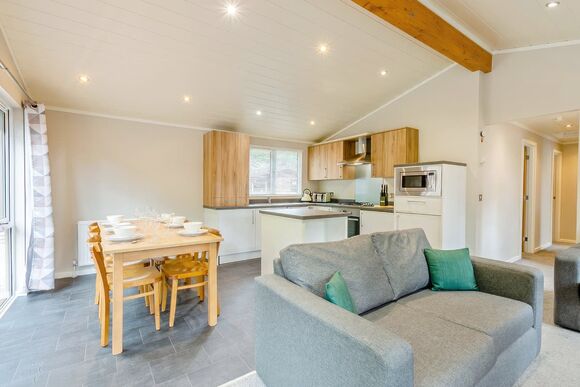Deluxe 2 Bedroom Lodge, Sleeps 6. Parking, ensuite, decking, sea view. - Thorness Bay, Thorness, Nr Cowes
