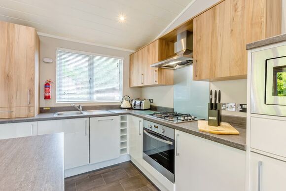 Deluxe 2 Bedroom Lodge, Sleeps 6. Parking, ensuite, decking, sea view. - Thorness Bay, Thorness, Nr Cowes
