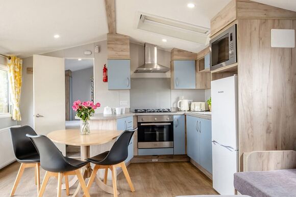 Silver Caravan with decking P, Silver Caravan with decking, Silver 2 Bedroom Caravan, Sleeps 6. With decking - Thorness Bay, Thorness, Nr Cowes