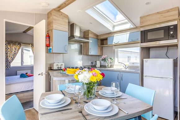 Silver Caravan with parking & ensuite - Ty Mawr, Towyn