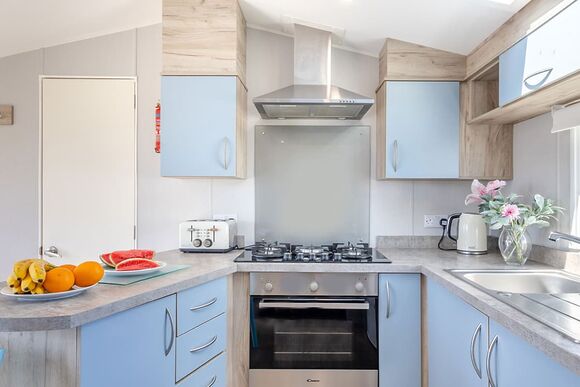 Silver Caravan with parking & ensuite - Ty Mawr, Towyn