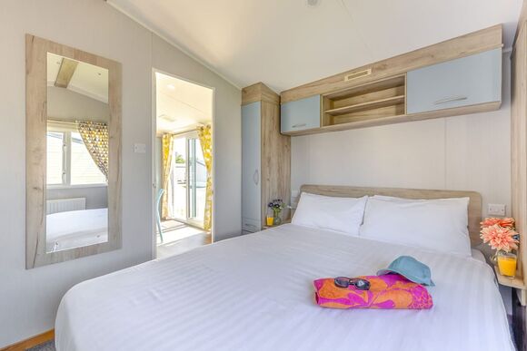 Silver Caravan with parking & ensuite - Ty Mawr, Towyn