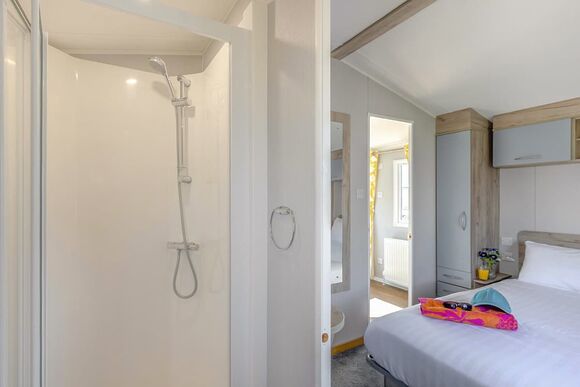 Silver Caravan with parking & ensuite - Ty Mawr, Towyn