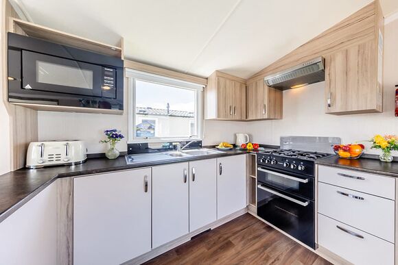 Silver Caravan with parking & decking - Ty Mawr, Towyn