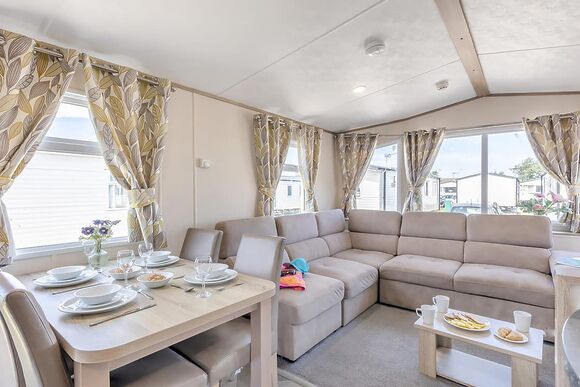 Silver Premium Caravan with parking & decking - Ty Mawr, Towyn