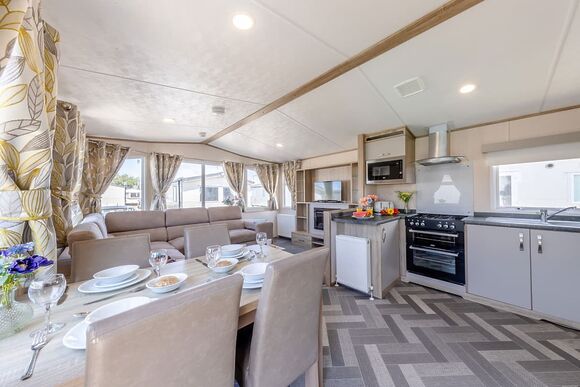 Silver Premium Caravan with parking & decking - Ty Mawr, Towyn