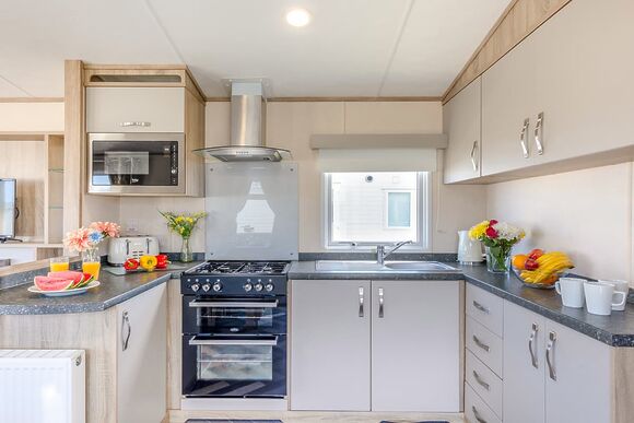 Silver Premium Caravan with parking & decking - Ty Mawr, Towyn