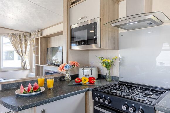 Silver Premium Caravan with parking & decking - Ty Mawr, Towyn