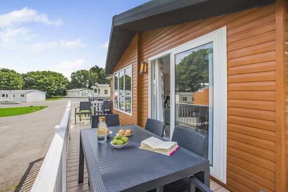 Prestige Lodge with ensuite & decking - Ty Mawr, Towyn