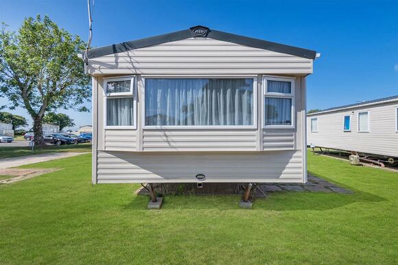 Gold Caravan with decking P, Gold Caravan with decking - Valley Farm, Clacton-on-Sea