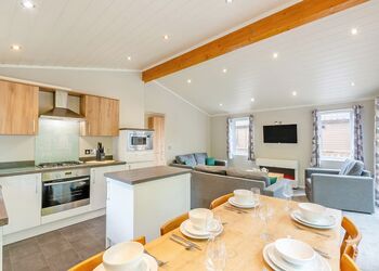 Deluxe Lodge with parking, decking & hot tub - White Cross Bay, Lake Windermere