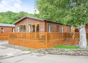 Superior Lodge with parking, decking & hot tub - White Cross Bay, Lake Windermere