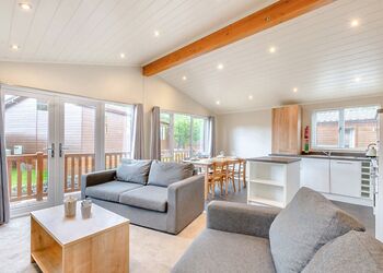 Superior Lodge with parking, decking & hot tub - White Cross Bay, Lake Windermere