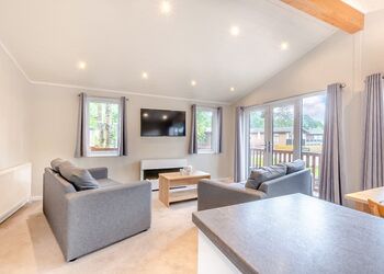 Superior Lodge with parking, ensuite, decking & hot tub - White Cross Bay, Lake Windermere