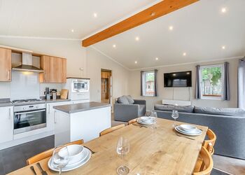 Superior Lodge with parking, ensuite, decking & hot tub - White Cross Bay, Lake Windermere