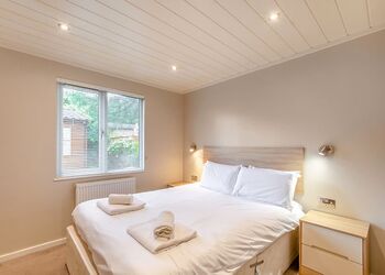 Superior Lodge with parking, ensuite, decking & hot tub - White Cross Bay, Lake Windermere