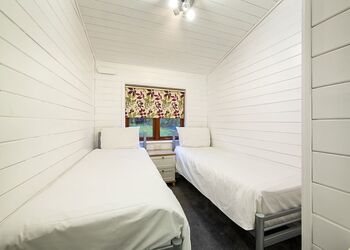 Superior 3 Lodge with parking, ensuite, decking & hot tub - White Cross Bay, Lake Windermere