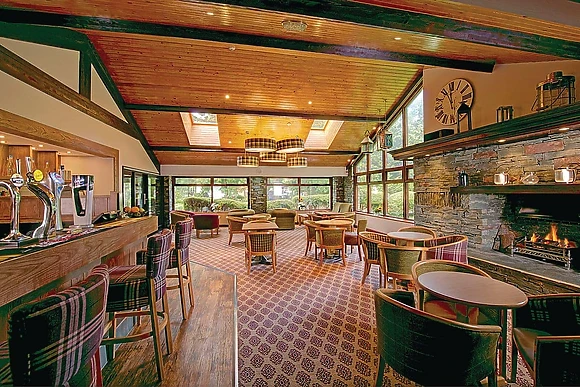 Boathouse Bar and Restaurant