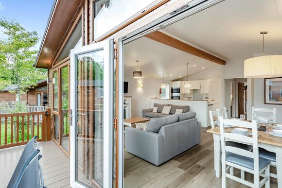 Deluxe Lodge with parking, ensuite & decking - White Cross Bay, Lake Windermere