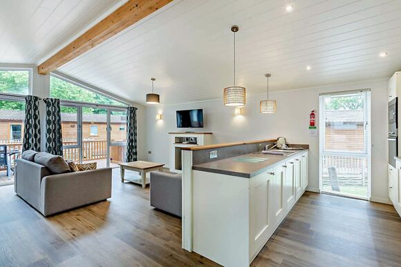 Deluxe Lodge with parking, ensuite & decking - White Cross Bay, Lake Windermere