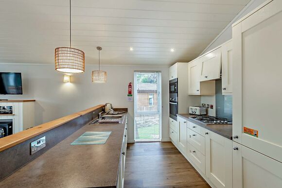 Deluxe Lodge with parking, ensuite & decking - White Cross Bay, Lake Windermere