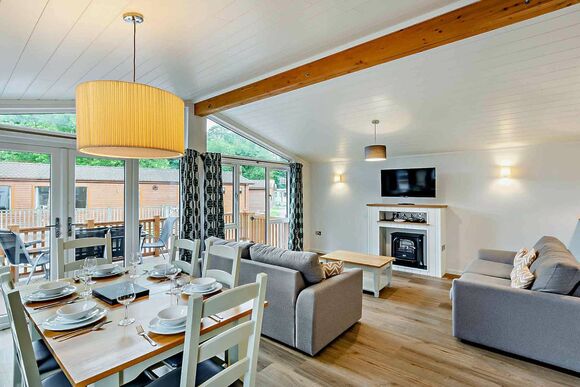 Deluxe Lodge with parking, ensuite & decking, Deluxe 2, Slps 4, parking, ensuite, decking P - White Cross Bay, Lake Windermere