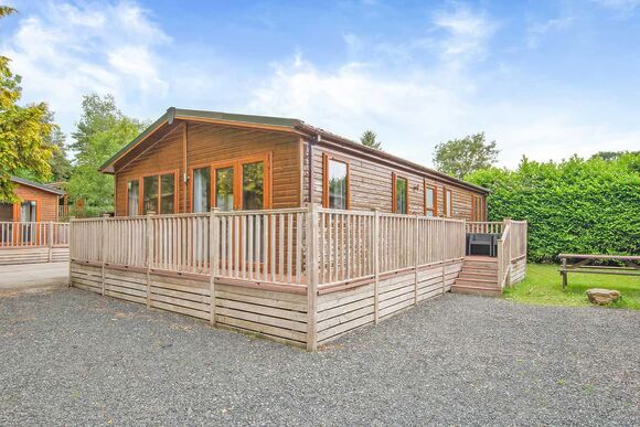 Deluxe Lodge with parking, decking & hot tub - White Cross Bay, Lake Windermere