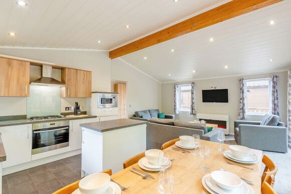 Deluxe Lodge with parking, decking & hot tub - White Cross Bay, Lake Windermere