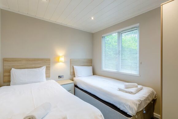 Deluxe Lodge with parking, ensuite, decking & hot tub - White Cross Bay, Lake Windermere
