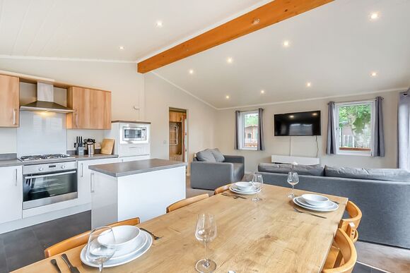 Superior Lodge with parking, ensuite & decking - White Cross Bay, Lake Windermere