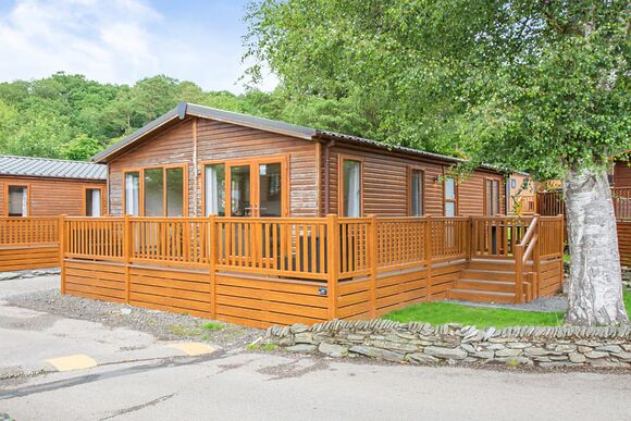 Superior Lodge with parking, ensuite, decking & hot tub - White Cross Bay, Lake Windermere