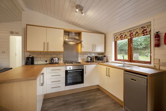 Superior 3 Lodge with parking, decking & hot tub - White Cross Bay, Lake Windermere