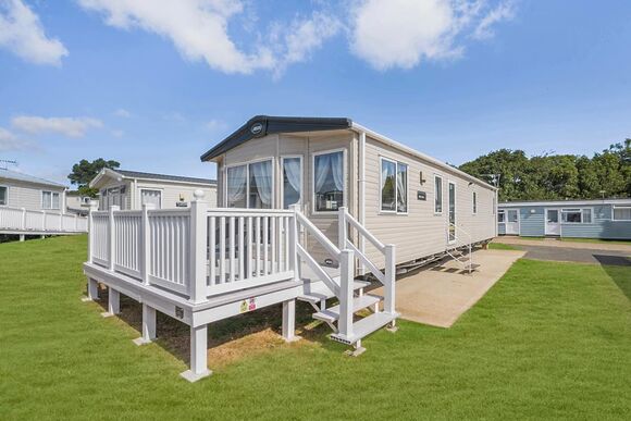 Gold Caravan with parking, ensuite & decking - White Cross Bay, Lake Windermere