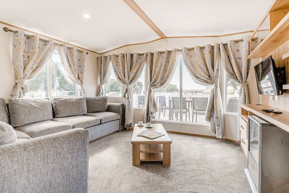 Gold Caravan with parking, ensuite & decking - White Cross Bay, Lake Windermere