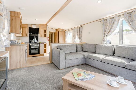 Gold Caravan with parking, ensuite & decking - White Cross Bay, Lake Windermere