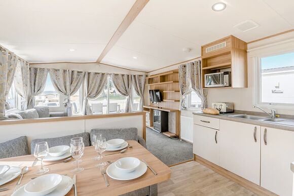 Gold Caravan with parking, ensuite & decking - White Cross Bay, Lake Windermere