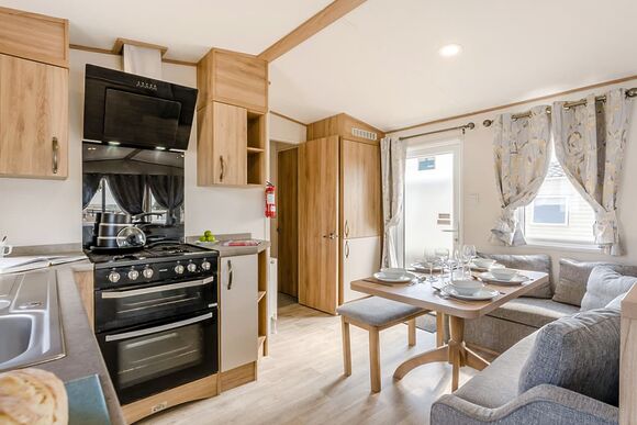 Gold Caravan with parking, ensuite & decking - White Cross Bay, Lake Windermere