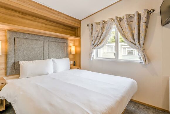 Gold Caravan with parking, ensuite & decking - White Cross Bay, Lake Windermere