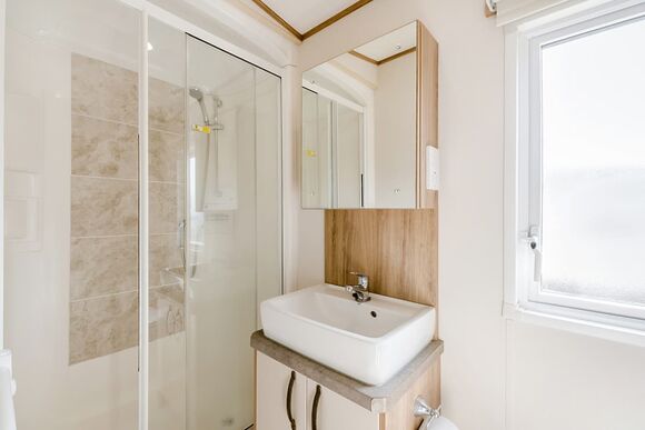 Gold Caravan with parking, ensuite & decking - White Cross Bay, Lake Windermere