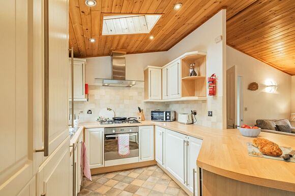 Superior 2 Lodge with parking, ensuite & decking - White Cross Bay, Lake Windermere