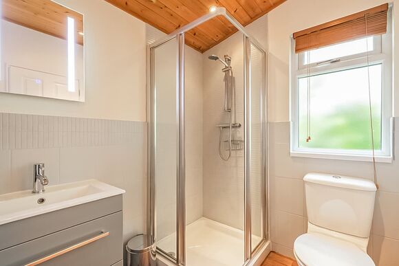 Superior 2 Lodge with parking, ensuite & decking - White Cross Bay, Lake Windermere