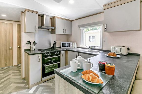 Gold Premium Caravan with ensuite & lake view - Weeley Bridge, Clacton-on-Sea