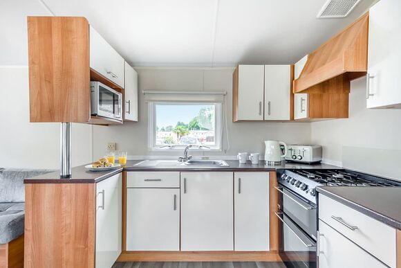 Silver 2 Bedroom Caravan, Sleeps 6 - Weeley Bridge, Clacton-on-Sea