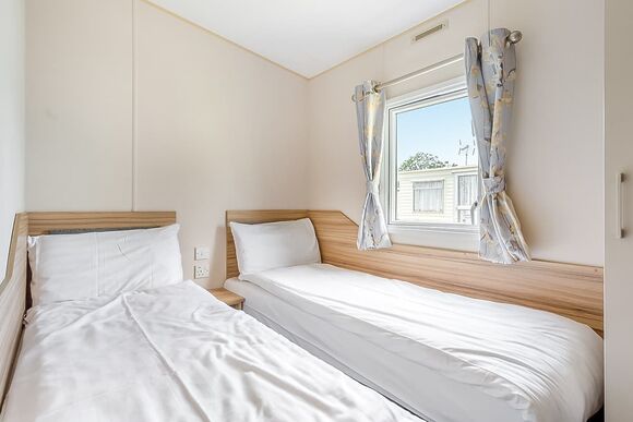 Silver 3 Bedroom Caravan, Sleeps 8 - Weeley Bridge, Clacton-on-Sea