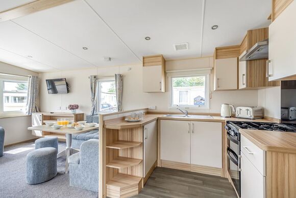 Silver Caravan with decking P, Silver Caravan with decking - Weeley Bridge, Clacton-on-Sea