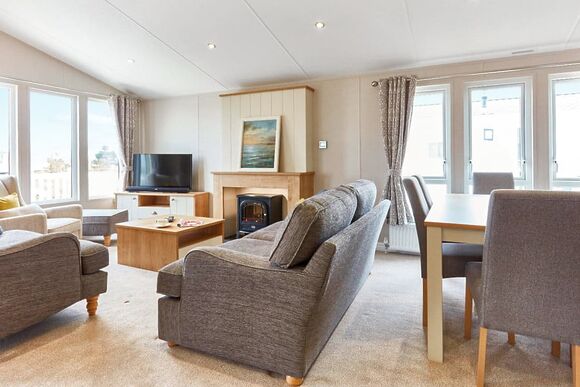 Deluxe 2 Bedroom Lodge, Sleeps 4. With ensuite & decking - Weeley Bridge, Clacton-on-Sea