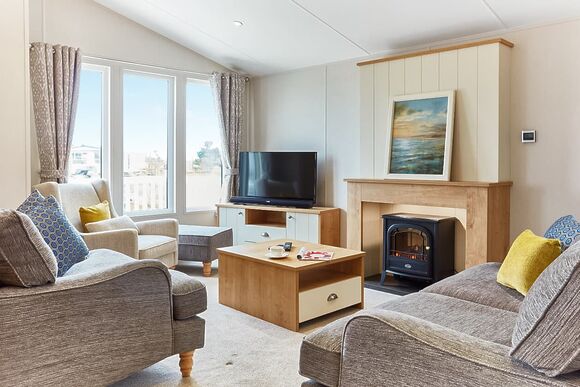 Deluxe 2 Bedroom Lodge, Sleeps 4. With ensuite & decking - Weeley Bridge, Clacton-on-Sea