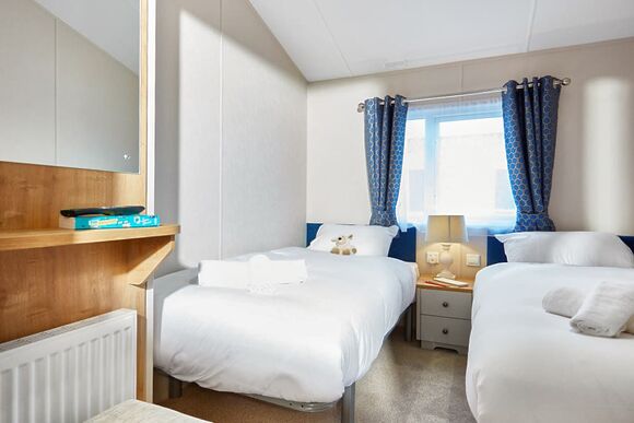 Deluxe 2 Bedroom Lodge, Sleeps 4. With ensuite & decking - Weeley Bridge, Clacton-on-Sea