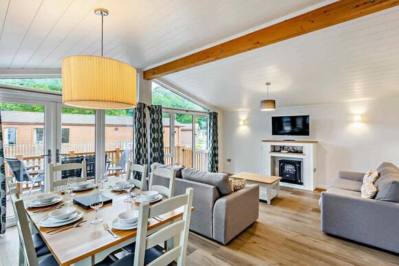 Deluxe 2 Bedroom Lodge, Sleeps 6. With ensuite & decking - Weeley Bridge, Clacton-on-Sea